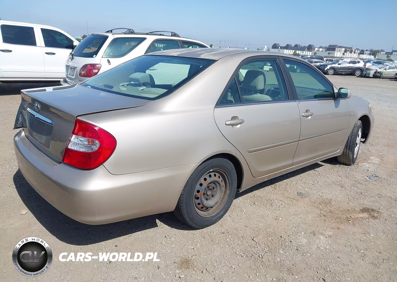2002 Toyota Camry Le VIN:JTDBE32K520047702 - 4