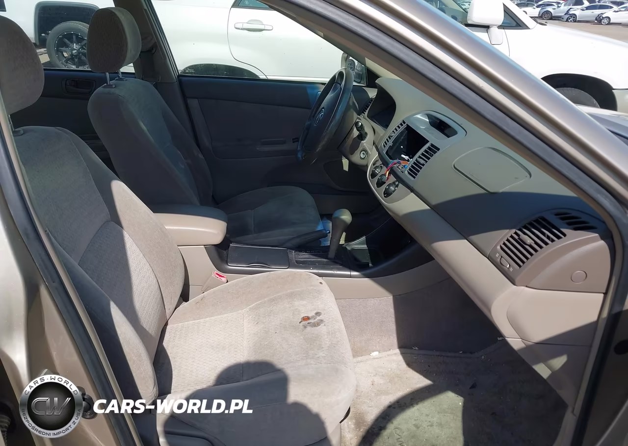 2002 Toyota Camry Le VIN:JTDBE32K520047702 - 5