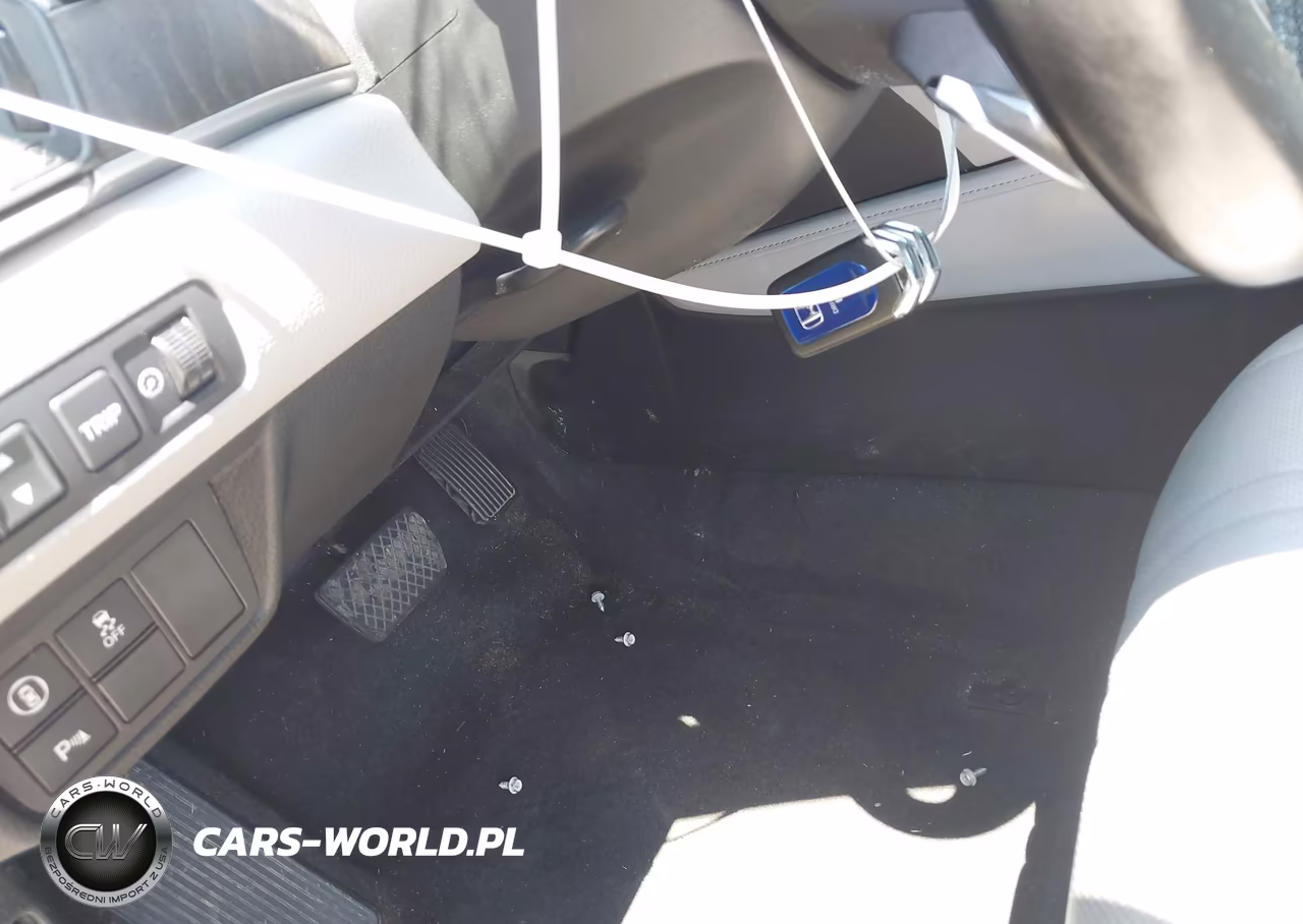 2018 Honda Accord Hybrid Touring VIN:1HGCV3F98JA011041 - 11