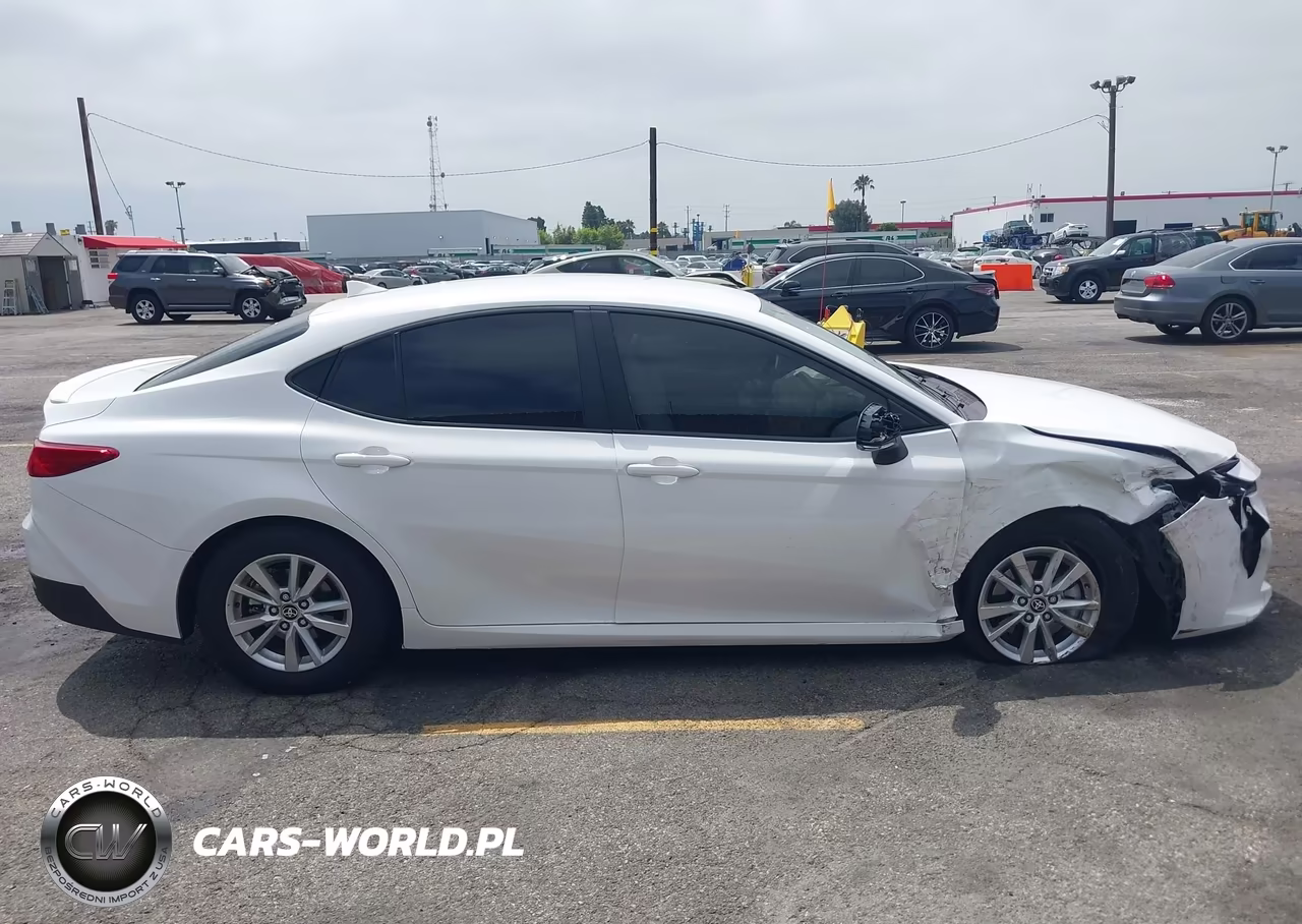 2025 Toyota Camry Le VIN:4T1DAACK7SU590156 - 13