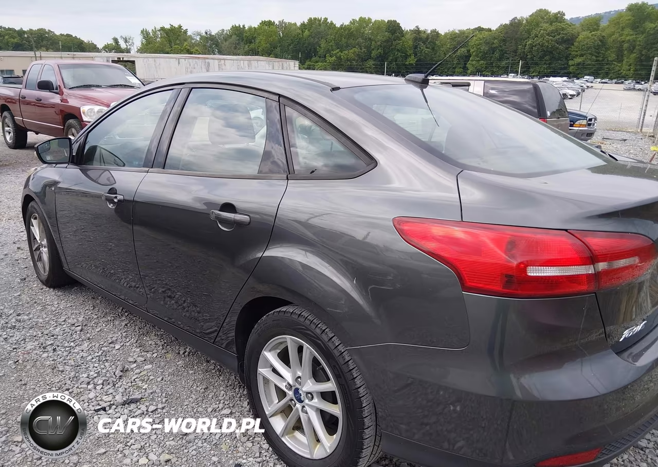 2017 Ford Focus Se VIN:1FADP3F27HL312002 - 3