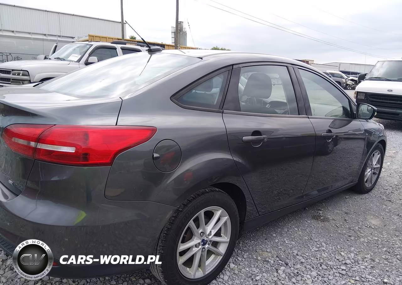 2017 Ford Focus Se VIN:1FADP3F27HL312002 - 4