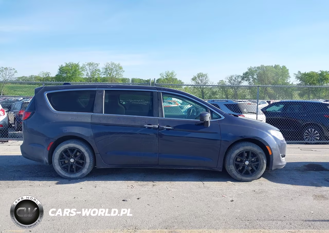 2020 Chrysler Pacifica Touring VIN:2C4RC1FG1LR124264 - 13