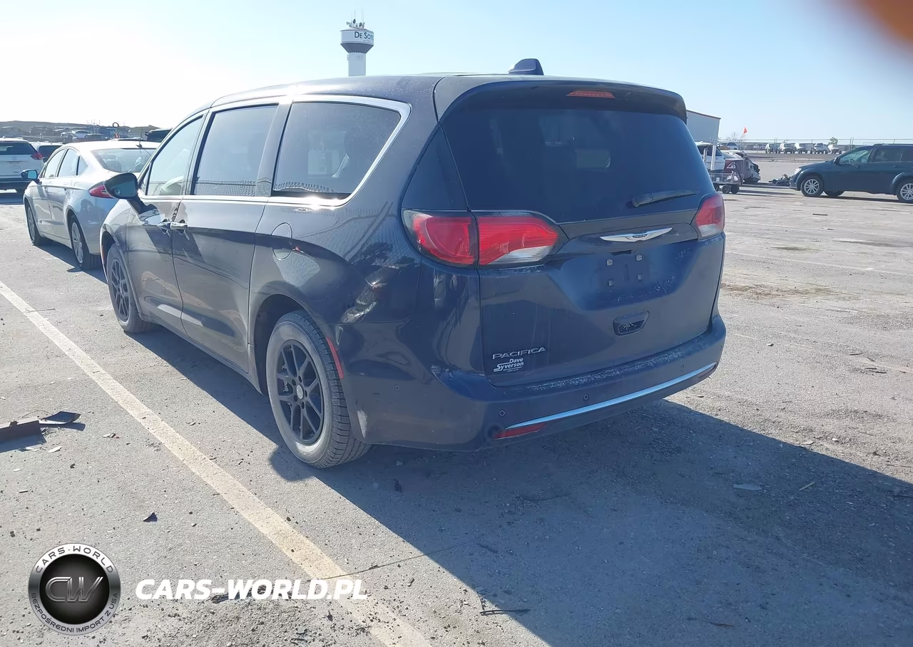 2020 Chrysler Pacifica Touring VIN:2C4RC1FG1LR124264 - 3