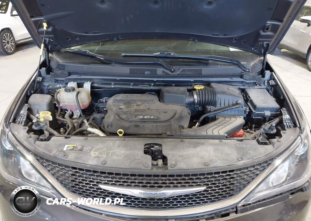 2018 Chrysler Pacifica Touring Plus VIN:2C4RC1FG1JR292306 - 10
