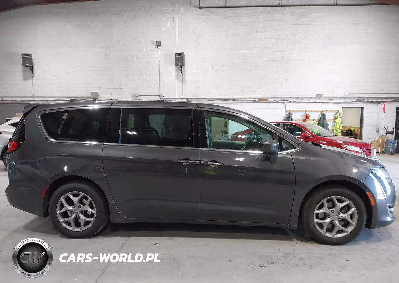 2018 Chrysler Pacifica Touring Plus VIN:2C4RC1FG1JR292306 - 13