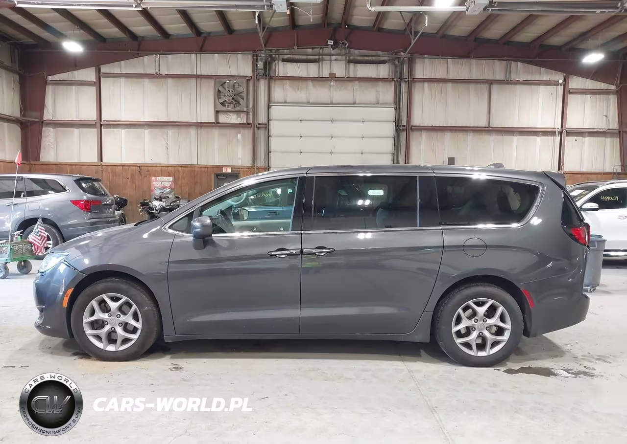 2018 Chrysler Pacifica Touring Plus VIN:2C4RC1FG1JR292306 - 14