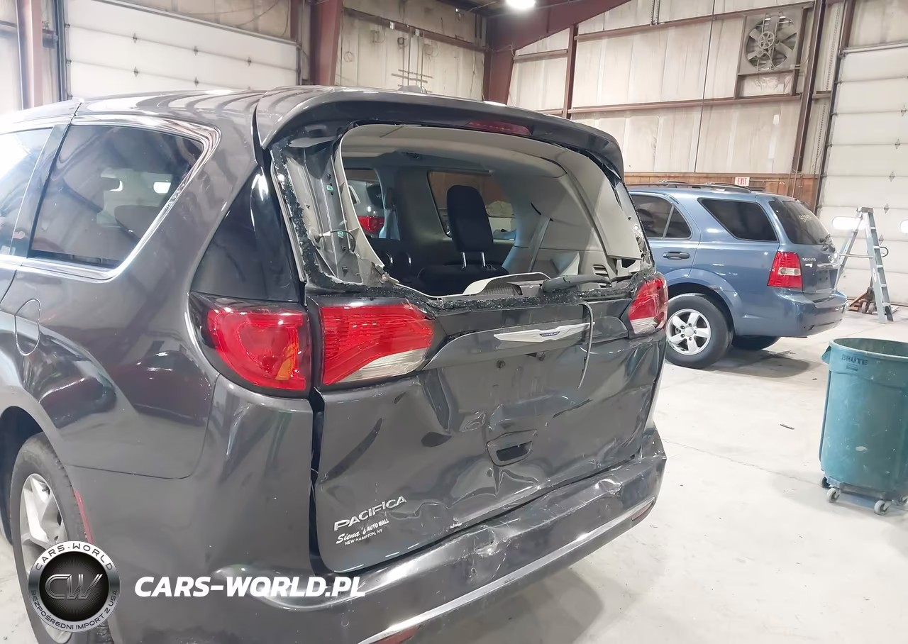 2018 Chrysler Pacifica Touring Plus VIN:2C4RC1FG1JR292306 - 17