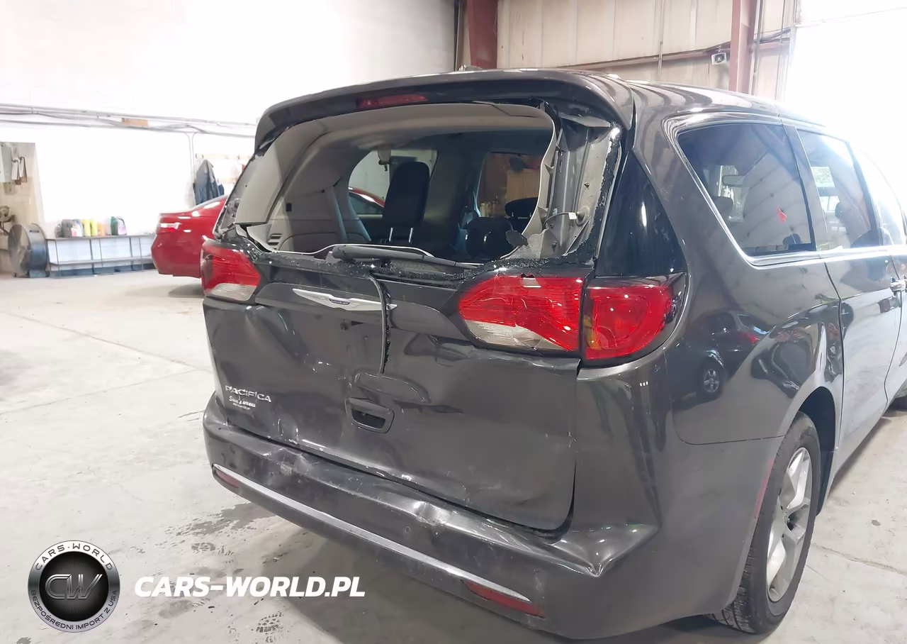 2018 Chrysler Pacifica Touring Plus VIN:2C4RC1FG1JR292306 - 18