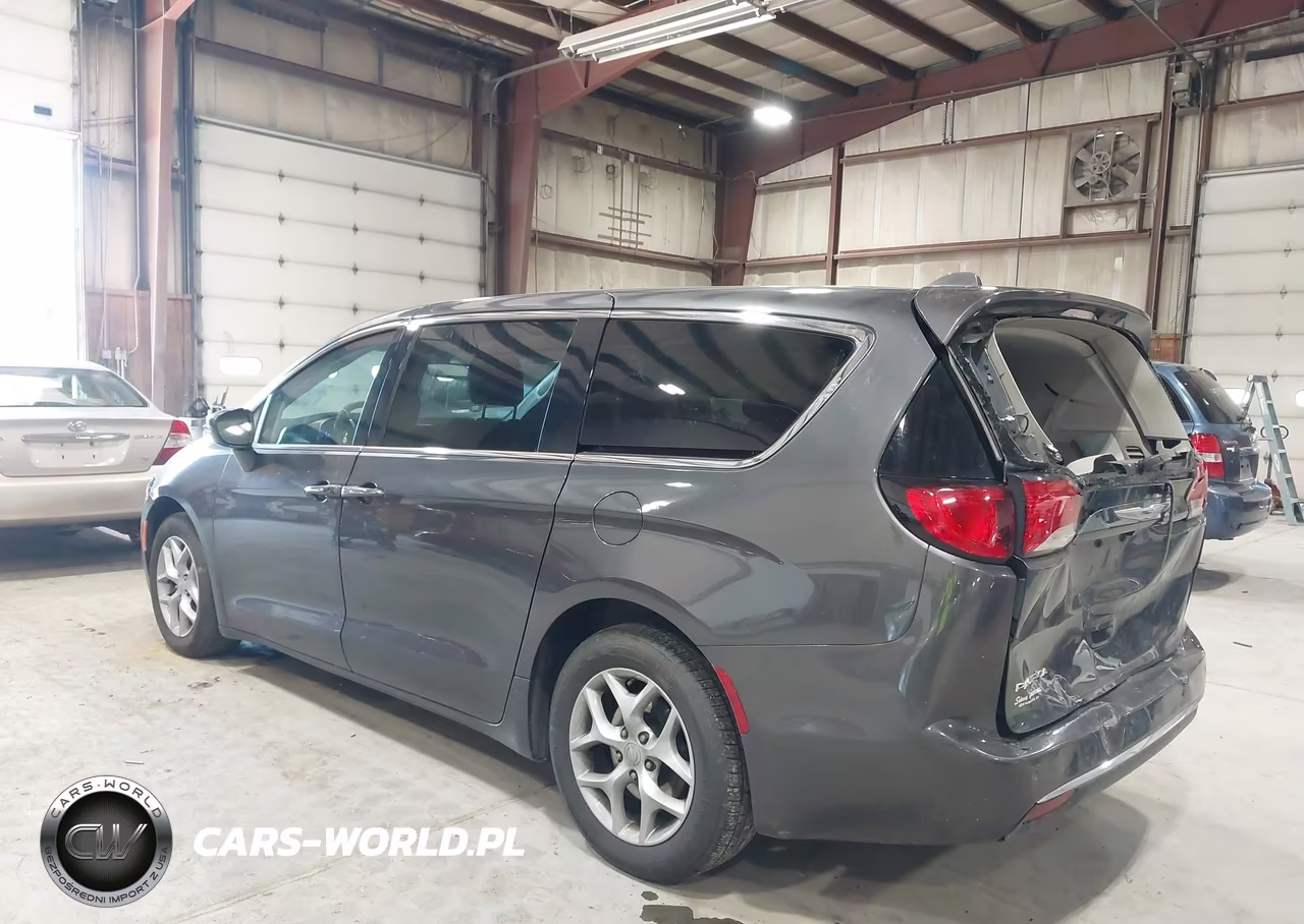 2018 Chrysler Pacifica Touring Plus VIN:2C4RC1FG1JR292306 - 3
