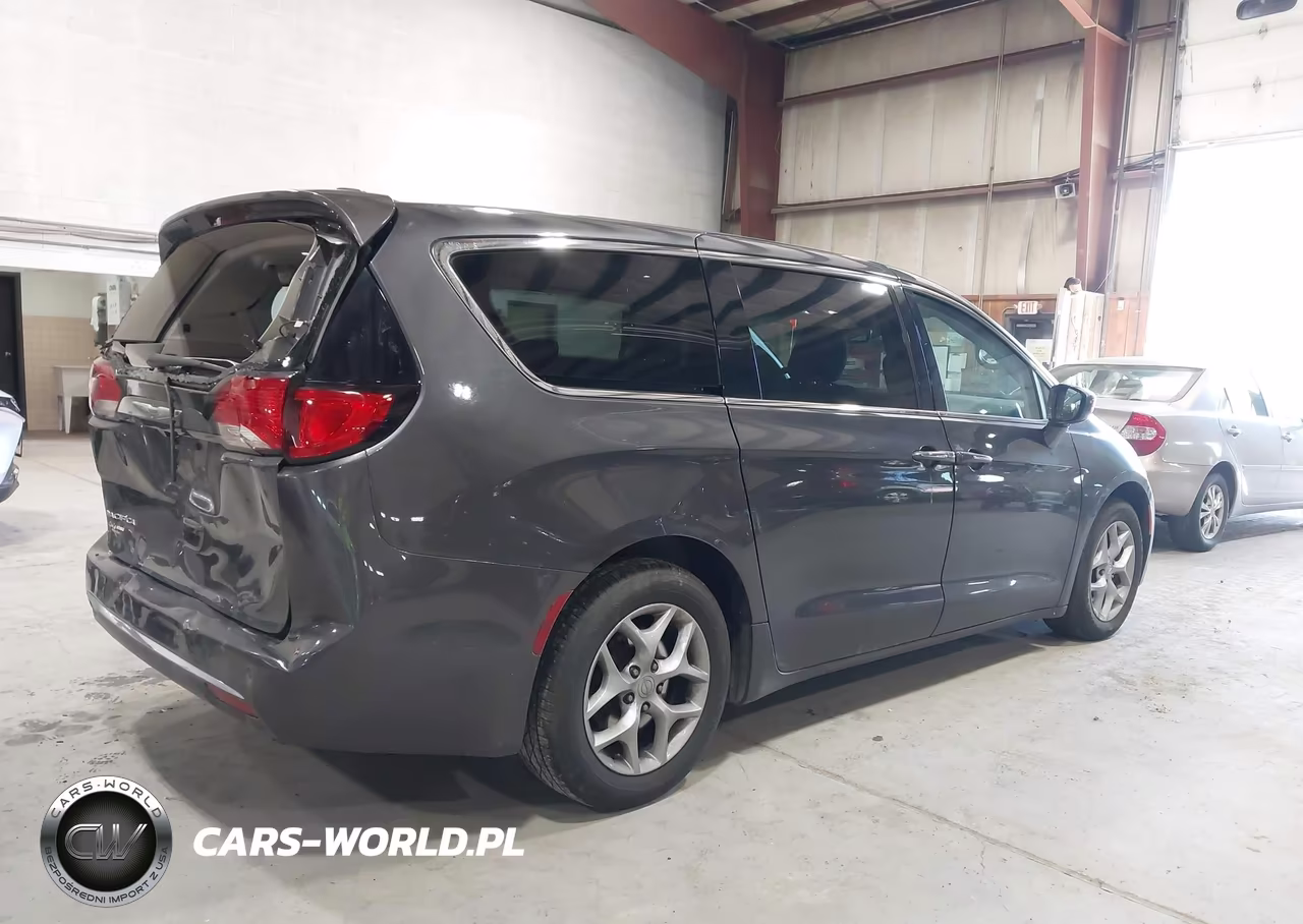 2018 Chrysler Pacifica Touring Plus VIN:2C4RC1FG1JR292306 - 4