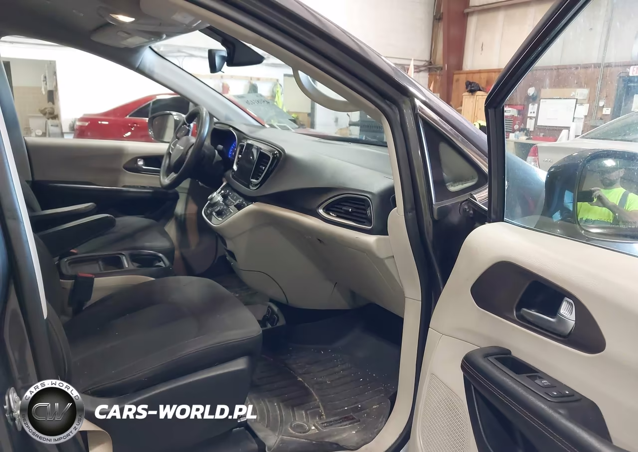 2018 Chrysler Pacifica Touring Plus VIN:2C4RC1FG1JR292306 - 5