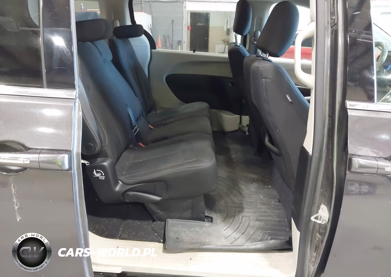 2018 Chrysler Pacifica Touring Plus VIN:2C4RC1FG1JR292306 - 8