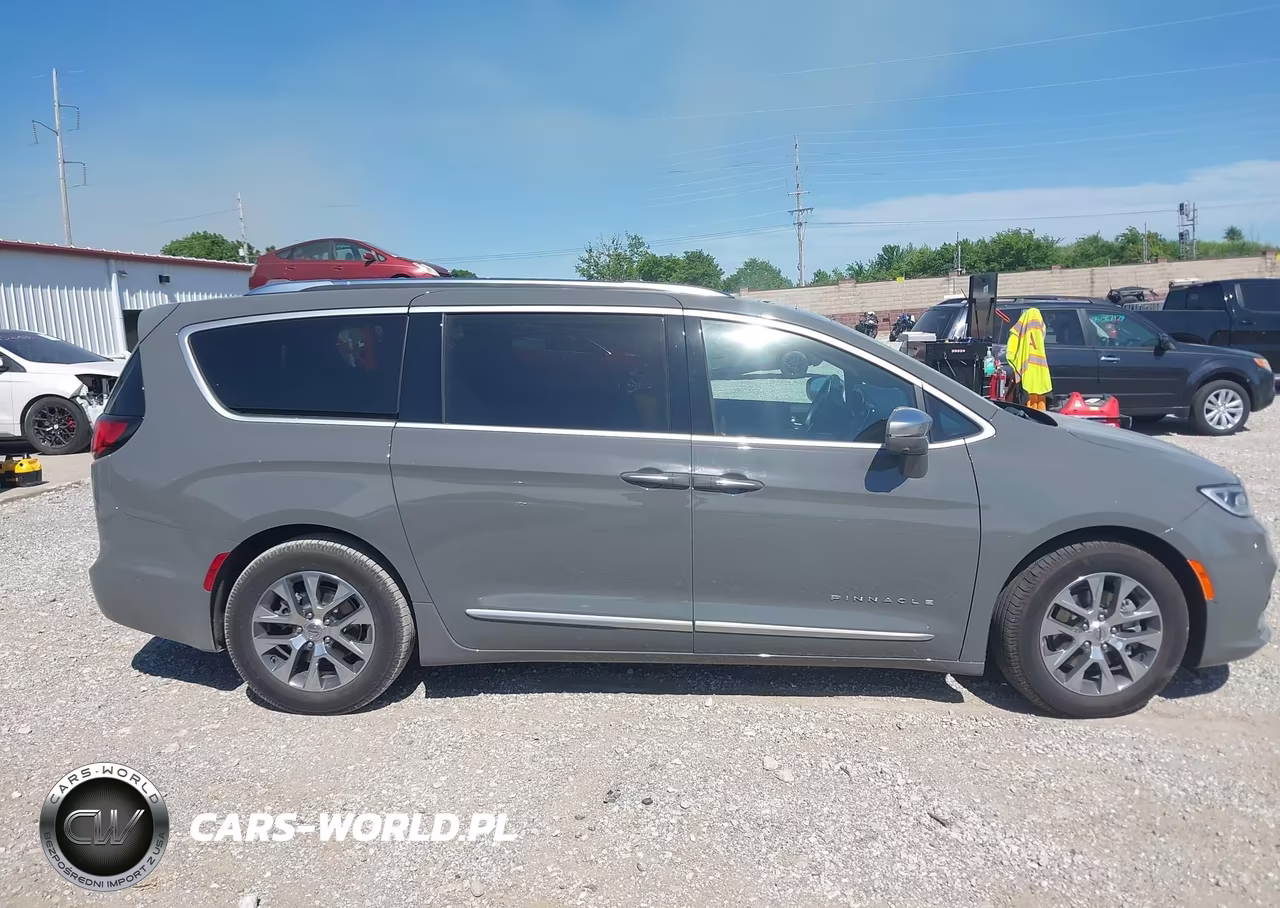 2021 Chrysler Pacifica Hybrid Pinnacle VIN:2C4RC1N7XMR529283 - 13