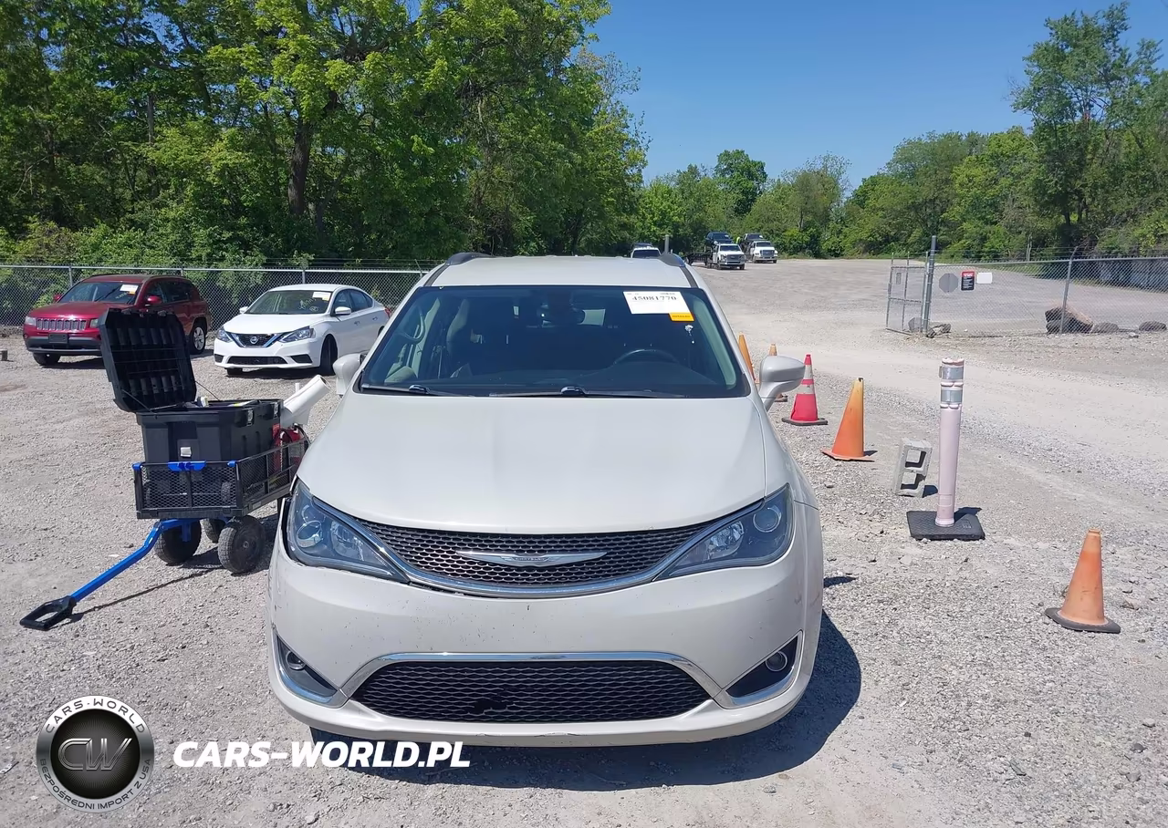 2017 Chrysler Pacifica Touring-L Plus VIN:2C4RC1EG2HR839482 - 12