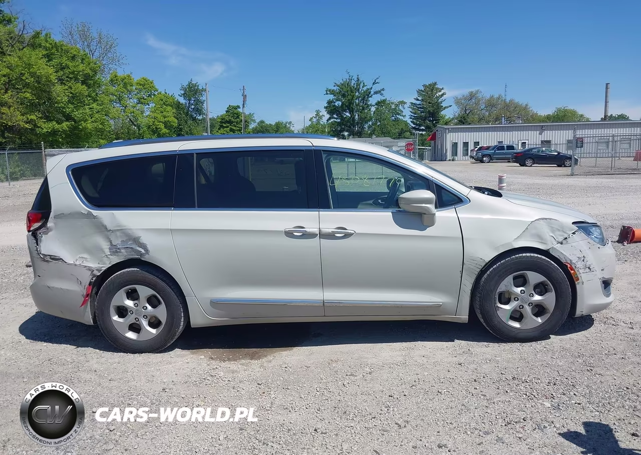 2017 Chrysler Pacifica Touring-L Plus VIN:2C4RC1EG2HR839482 - 13