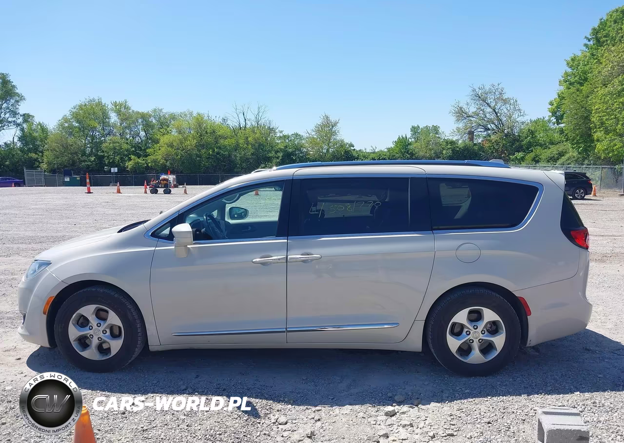 2017 Chrysler Pacifica Touring-L Plus VIN:2C4RC1EG2HR839482 - 14