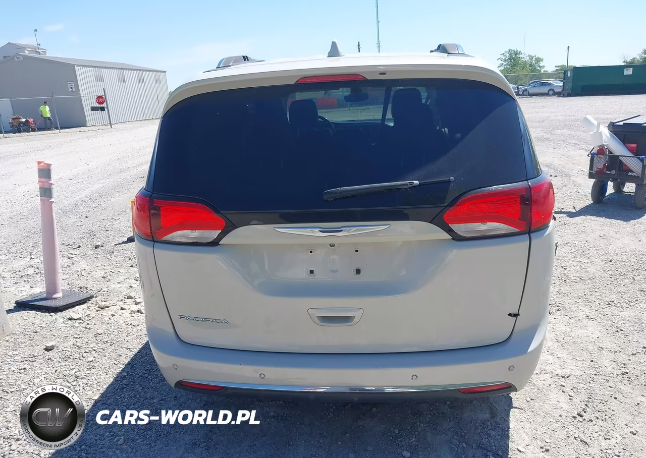 2017 Chrysler Pacifica Touring-L Plus VIN:2C4RC1EG2HR839482 - 16