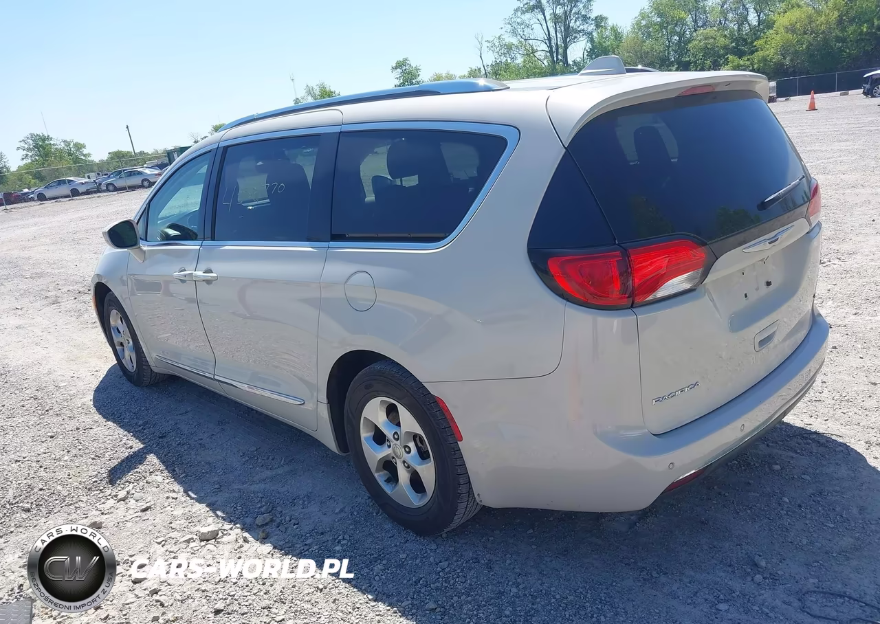 2017 Chrysler Pacifica Touring-L Plus VIN:2C4RC1EG2HR839482 - 3