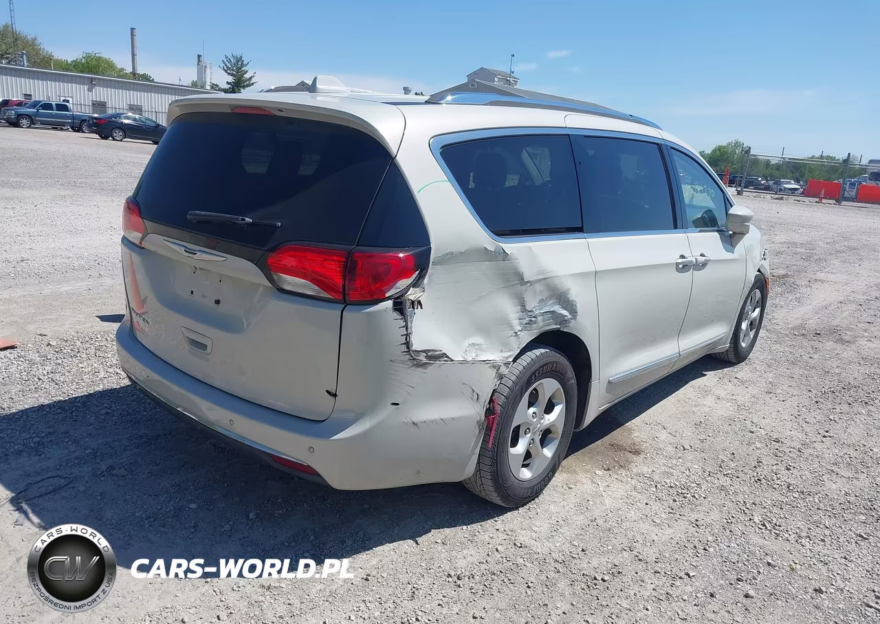 2017 Chrysler Pacifica Touring-L Plus VIN:2C4RC1EG2HR839482 - 4