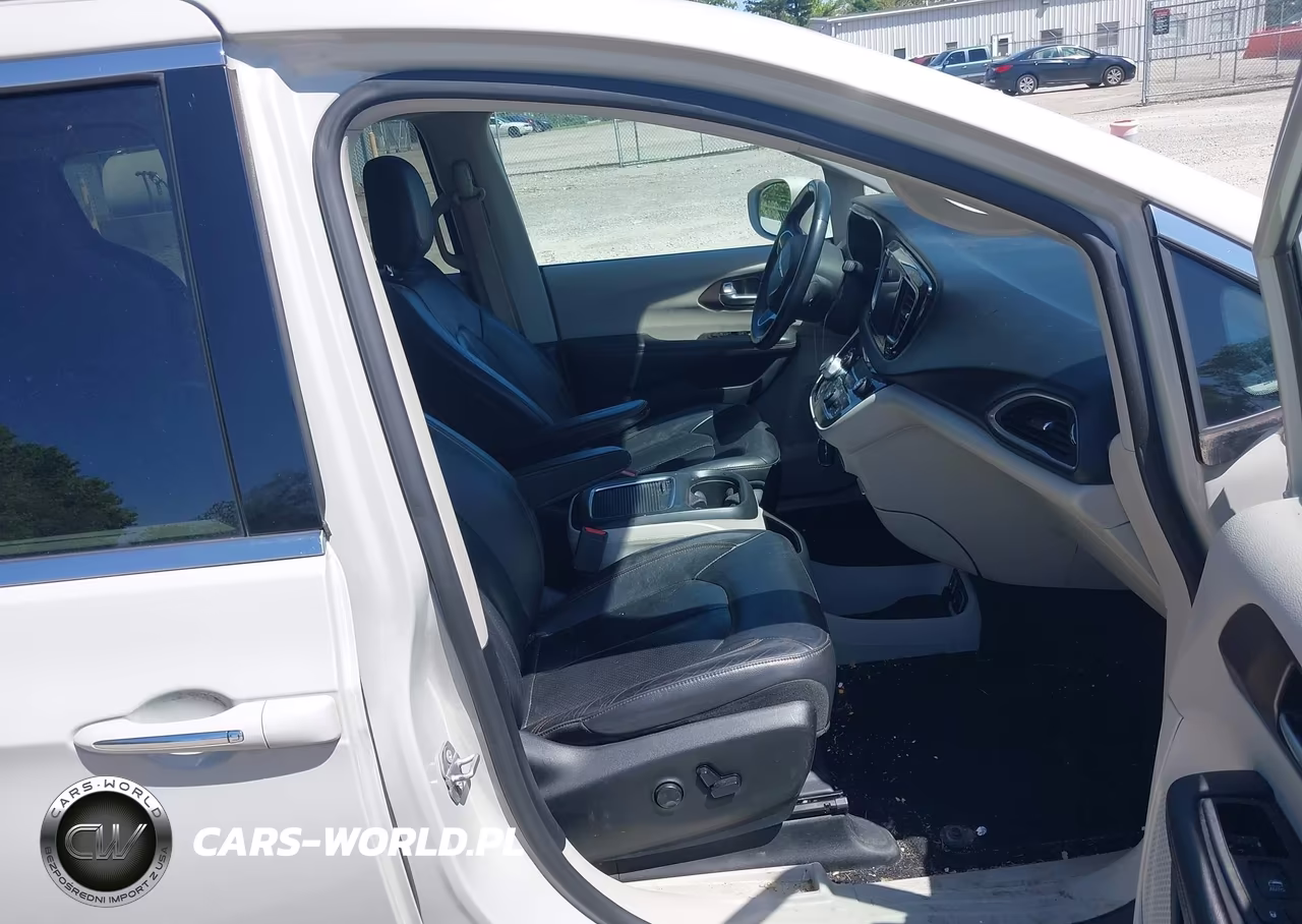 2017 Chrysler Pacifica Touring-L Plus VIN:2C4RC1EG2HR839482 - 5
