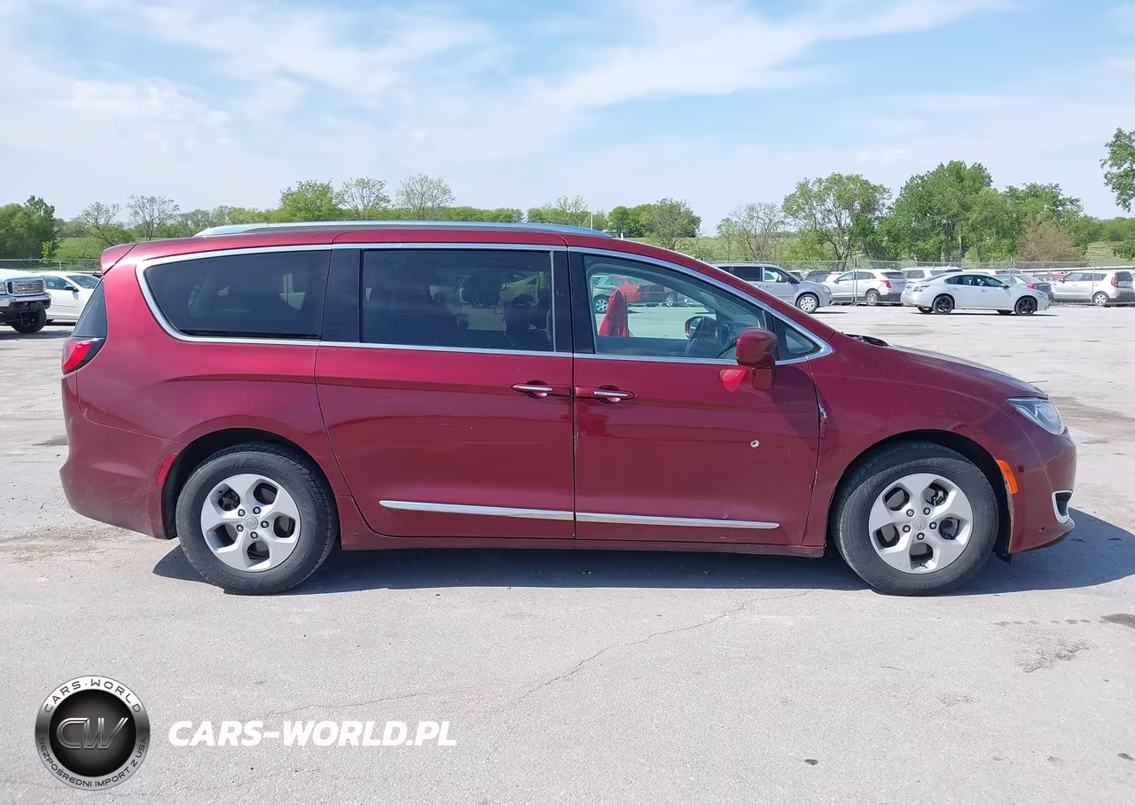 2017 Chrysler Pacifica Touring-L Plus VIN:2C4RC1EG8HR559792 - 13