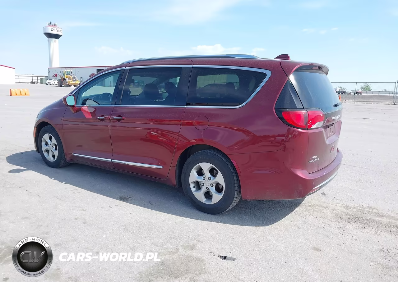 2017 Chrysler Pacifica Touring-L Plus VIN:2C4RC1EG8HR559792 - 3