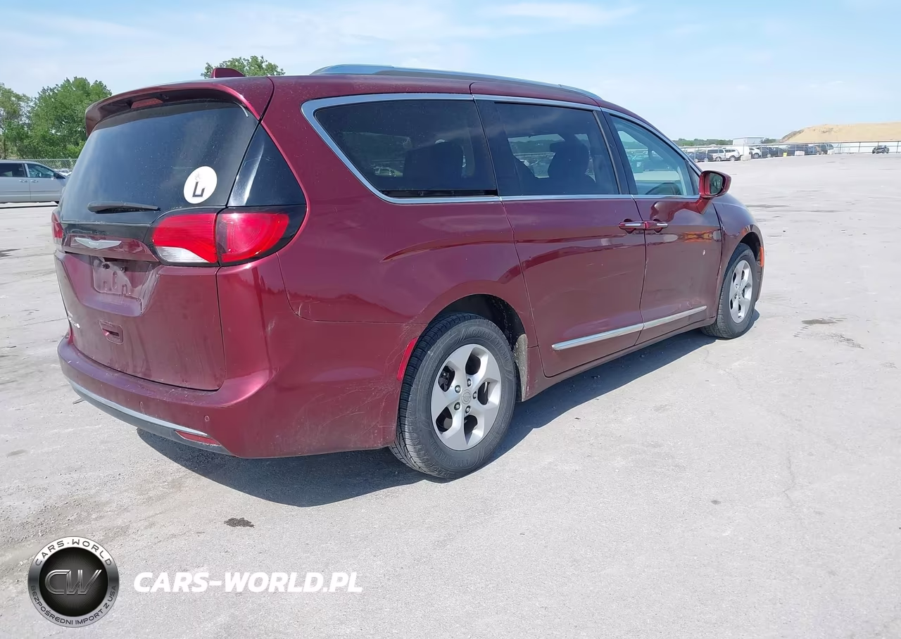 2017 Chrysler Pacifica Touring-L Plus VIN:2C4RC1EG8HR559792 - 4