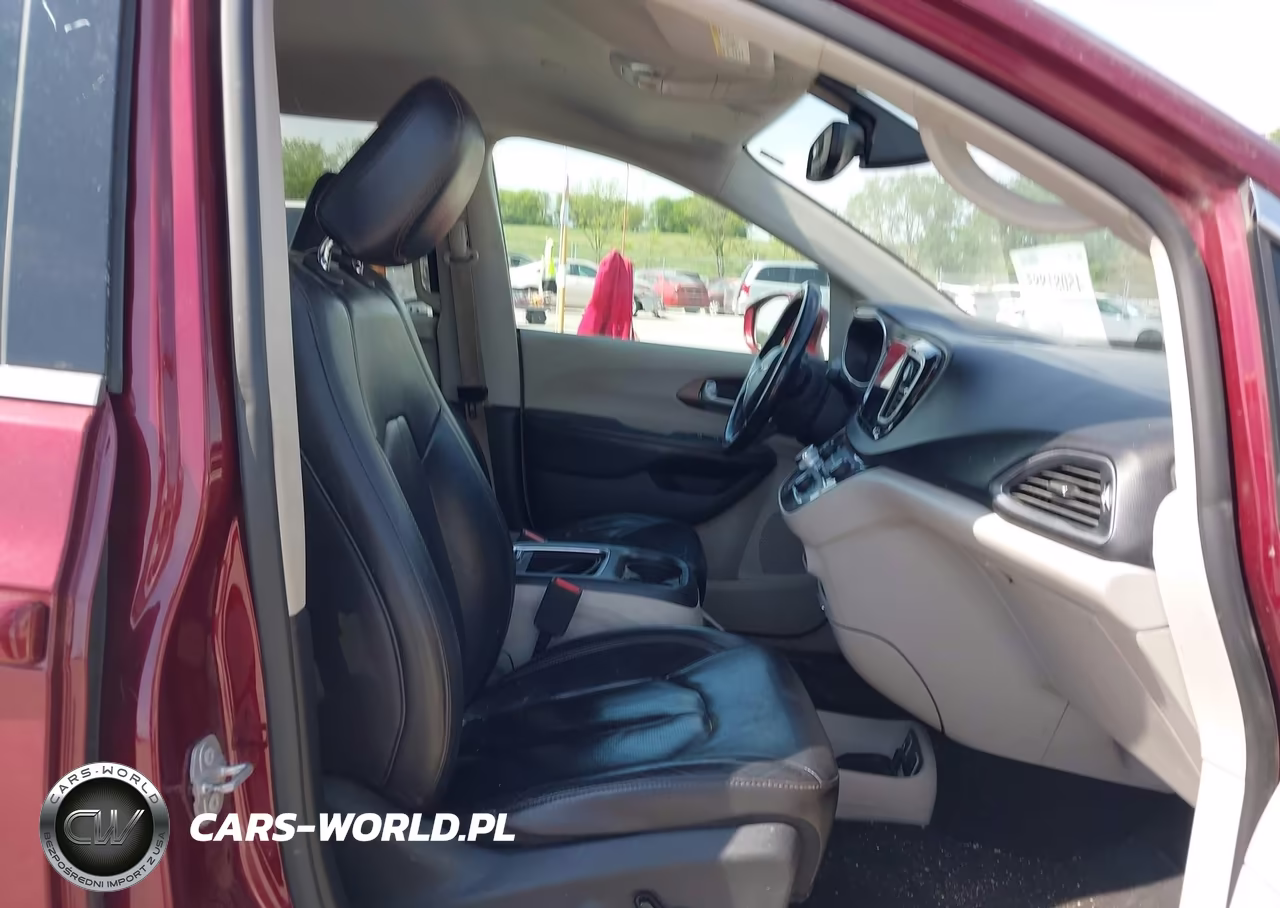 2017 Chrysler Pacifica Touring-L Plus VIN:2C4RC1EG8HR559792 - 5