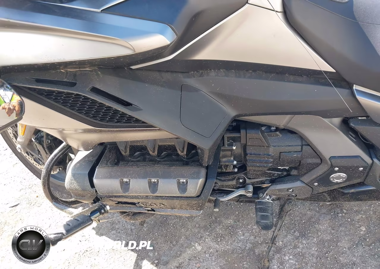 2018 Honda Gl1800 B VIN:JH2SC7911JK000235 - 9