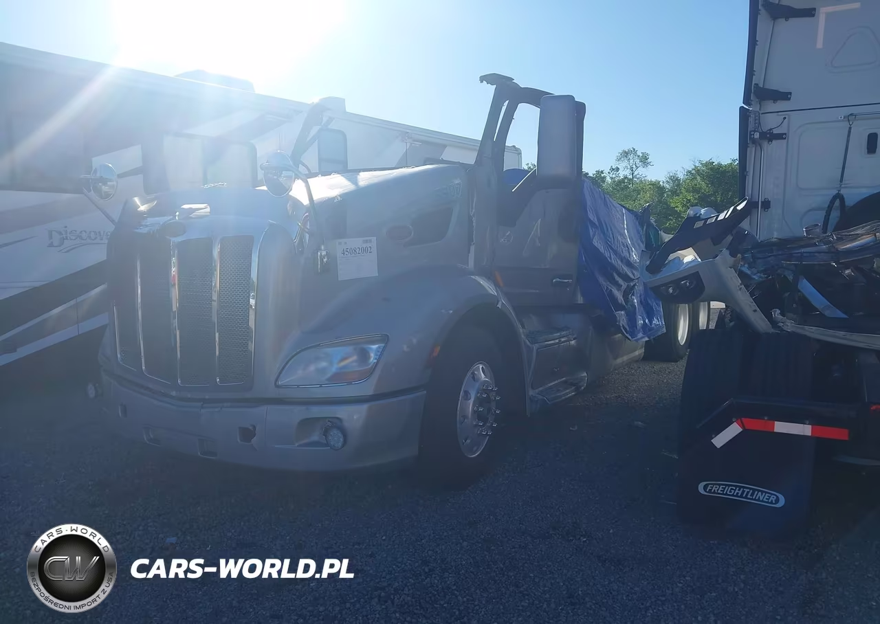 2015 Peterbilt 579 VIN:1XPBDP9X6FD285907 - 2