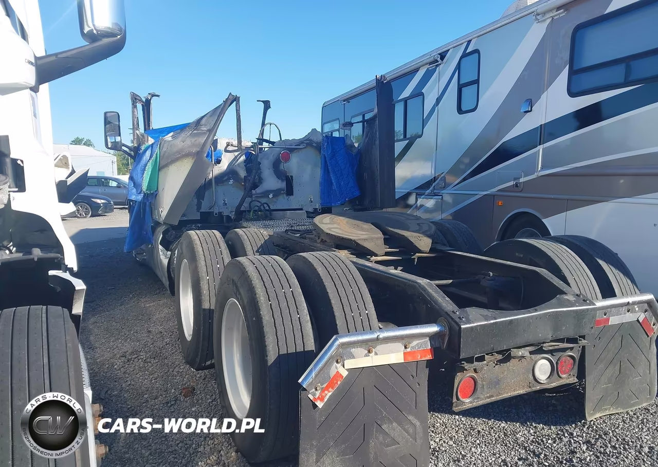 2015 Peterbilt 579 VIN:1XPBDP9X6FD285907 - 3