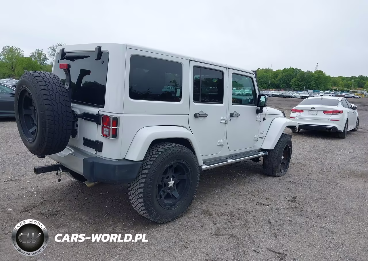 2017 Jeep Wrangler Unlimited Sahara 4X4 VIN:1C4BJWEG3HL664737 - 4