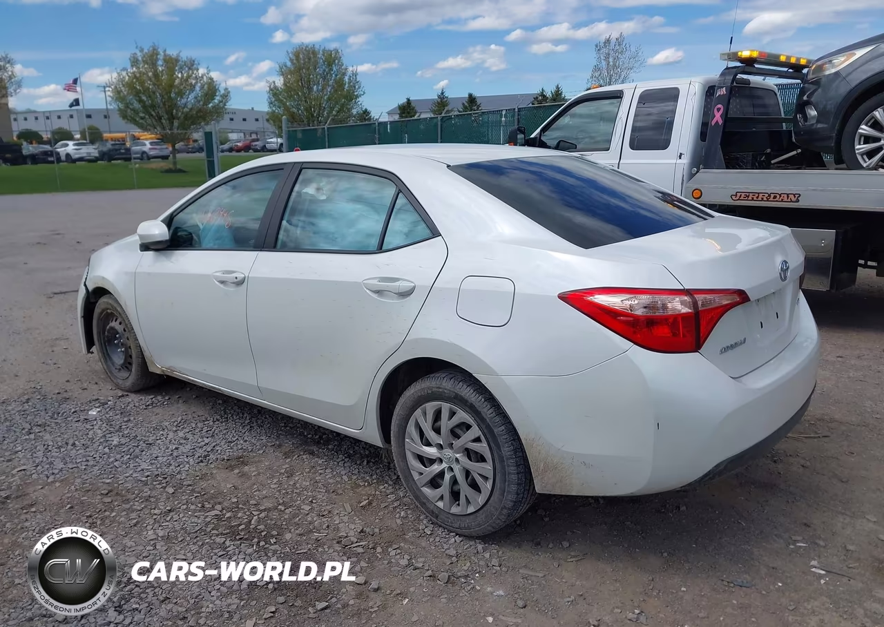 2017 Toyota Corolla Le VIN:5YFBURHE2HP578927 - 3