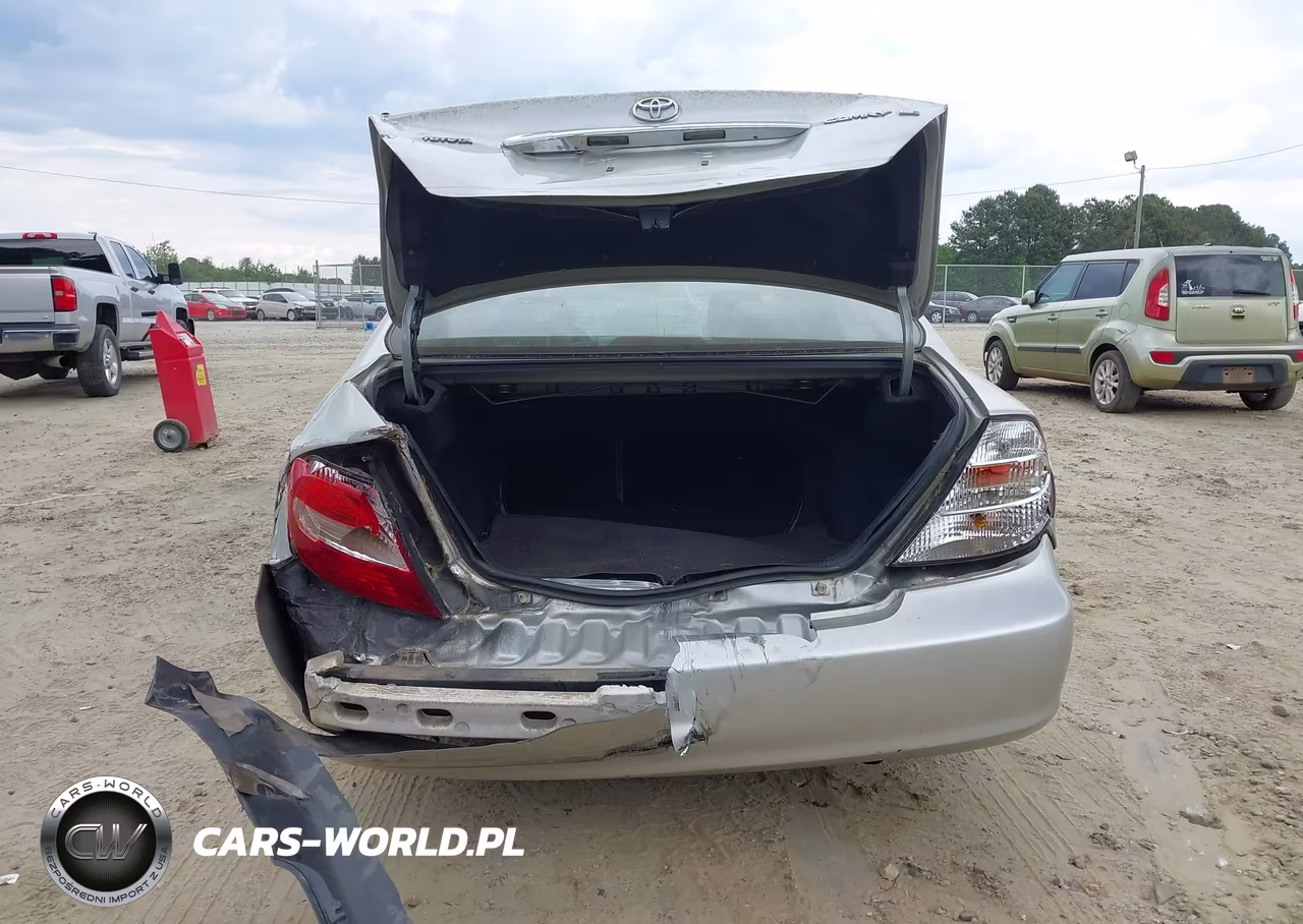 2002 Toyota Camry Le VIN:JTDBE32K120111556 - 16