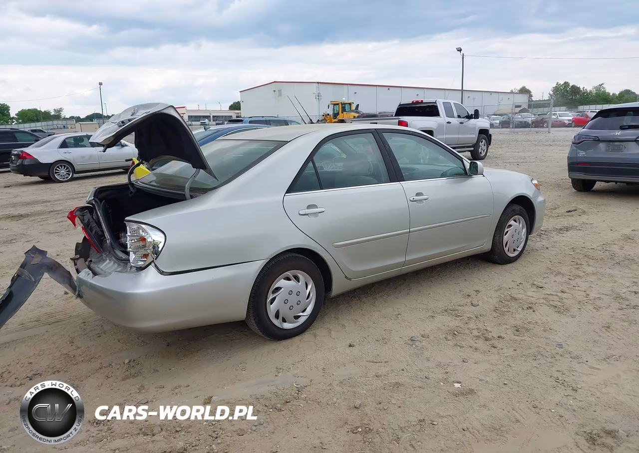 2002 Toyota Camry Le VIN:JTDBE32K120111556 - 4