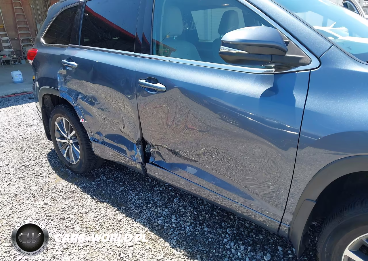 2018 Toyota Highlander Xle VIN:5TDJZRFH3JS847136 - 6