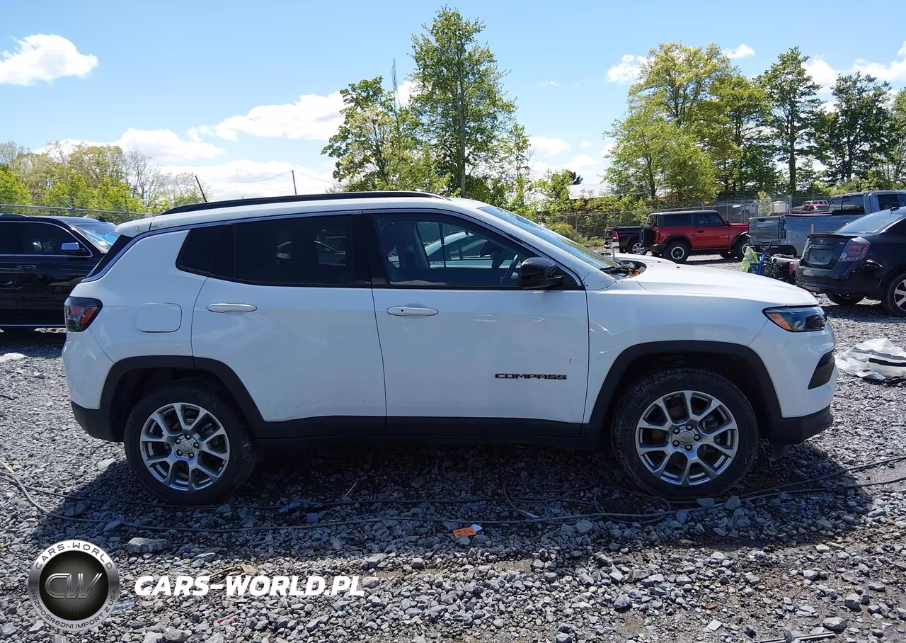 2022 Jeep Compass Latitude Lux 4X4 VIN:3C4NJDFB3NT231990 - 14