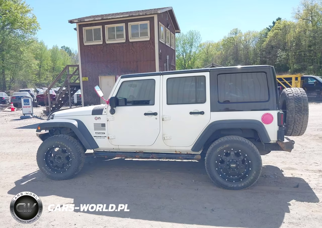 2015 Jeep Wrangler Unlimited Sport VIN:1C4BJWDGXFL747760 - 14