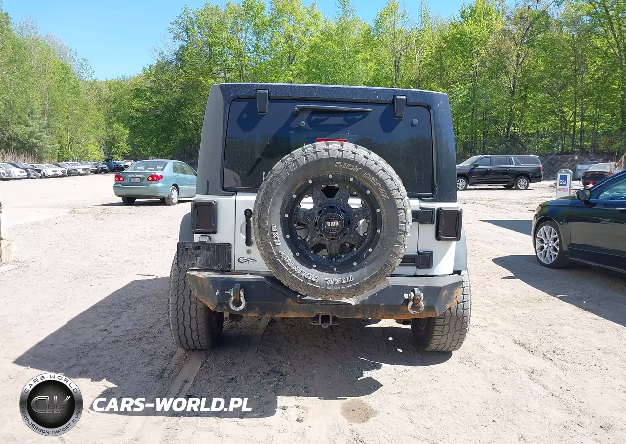 2015 Jeep Wrangler Unlimited Sport VIN:1C4BJWDGXFL747760 - 16
