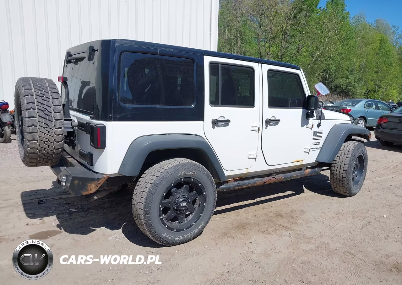 2015 Jeep Wrangler Unlimited Sport VIN:1C4BJWDGXFL747760 - 4