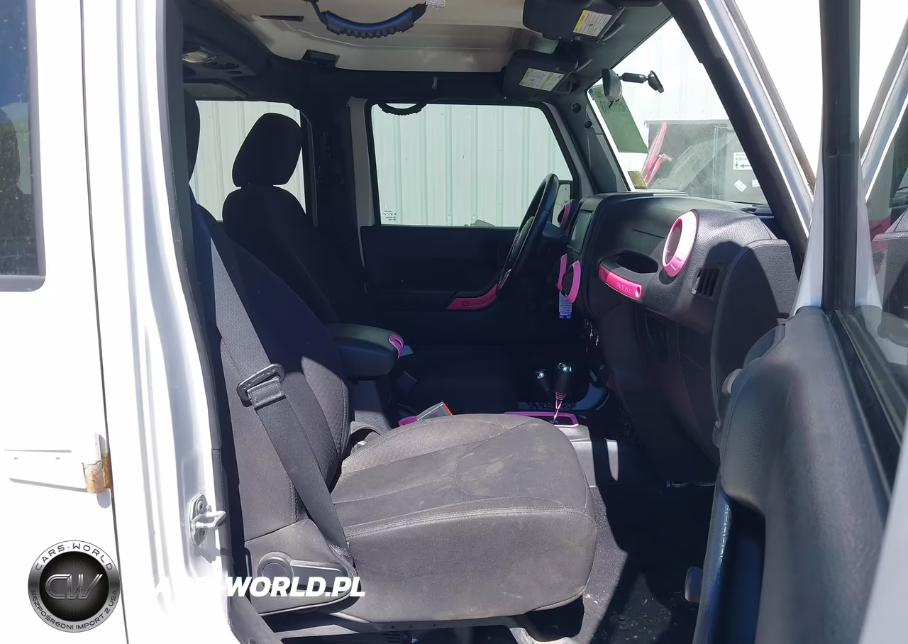 2015 Jeep Wrangler Unlimited Sport VIN:1C4BJWDGXFL747760 - 5