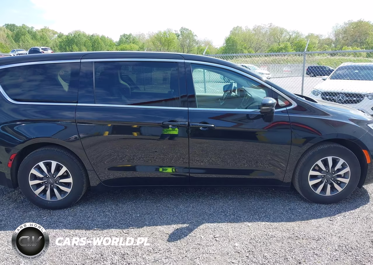 2022 Chrysler Pacifica Hybrid Touring L VIN:2C4RC1L72NR222050 - 17