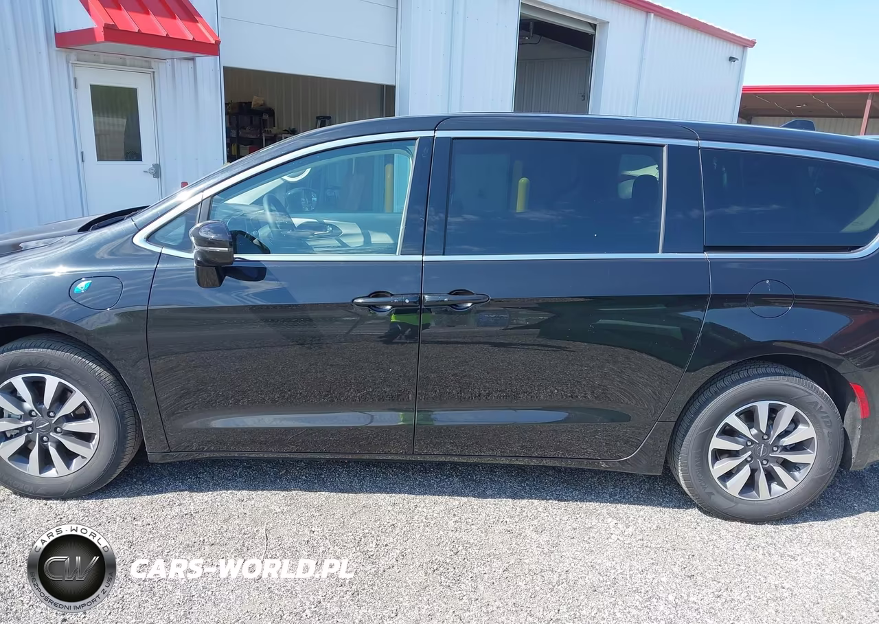 2022 Chrysler Pacifica Hybrid Touring L VIN:2C4RC1L72NR222050 - 18