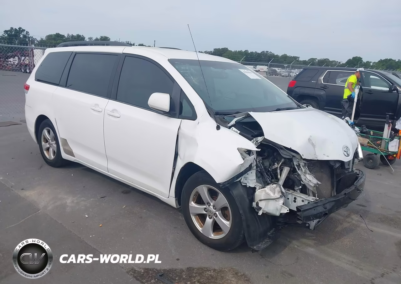 2013 Toyota Sienna Le V6 8 Passenger