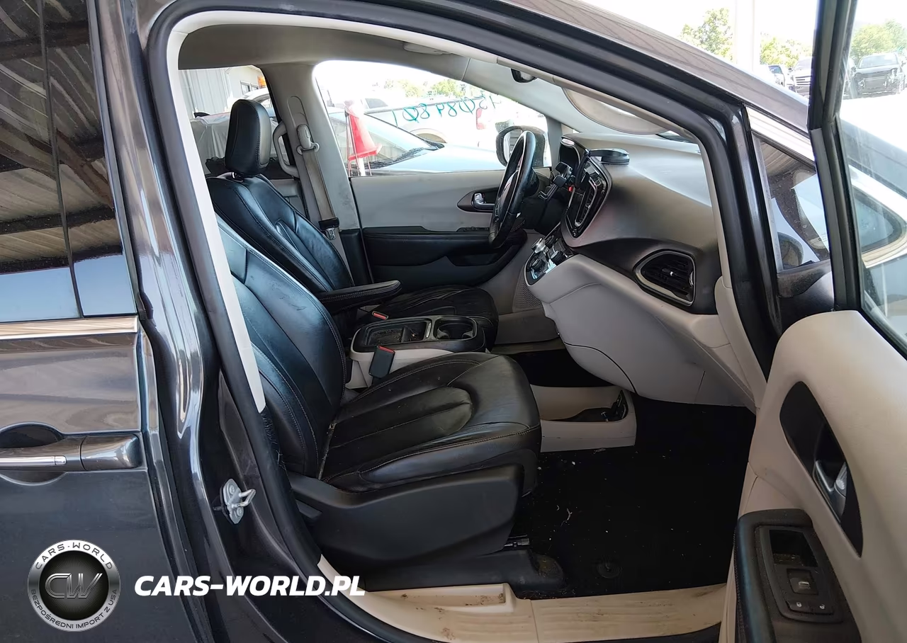 2017 Chrysler Pacifica Touring-L VIN:2C4RC1BG9HR676317 - 5