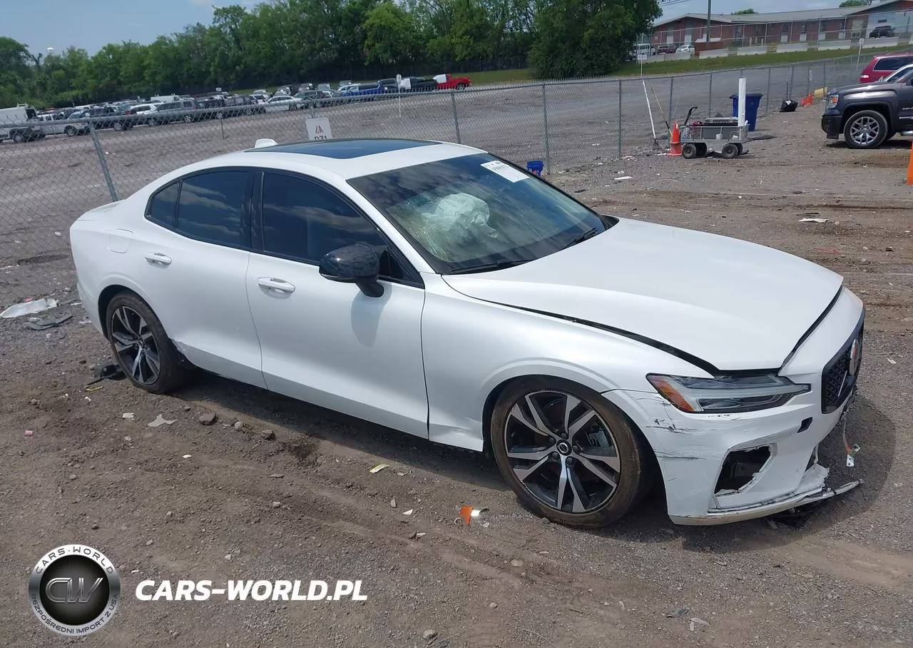 2024 Volvo S60 B5 Core Dark Theme – zdjęcie 1 z 16