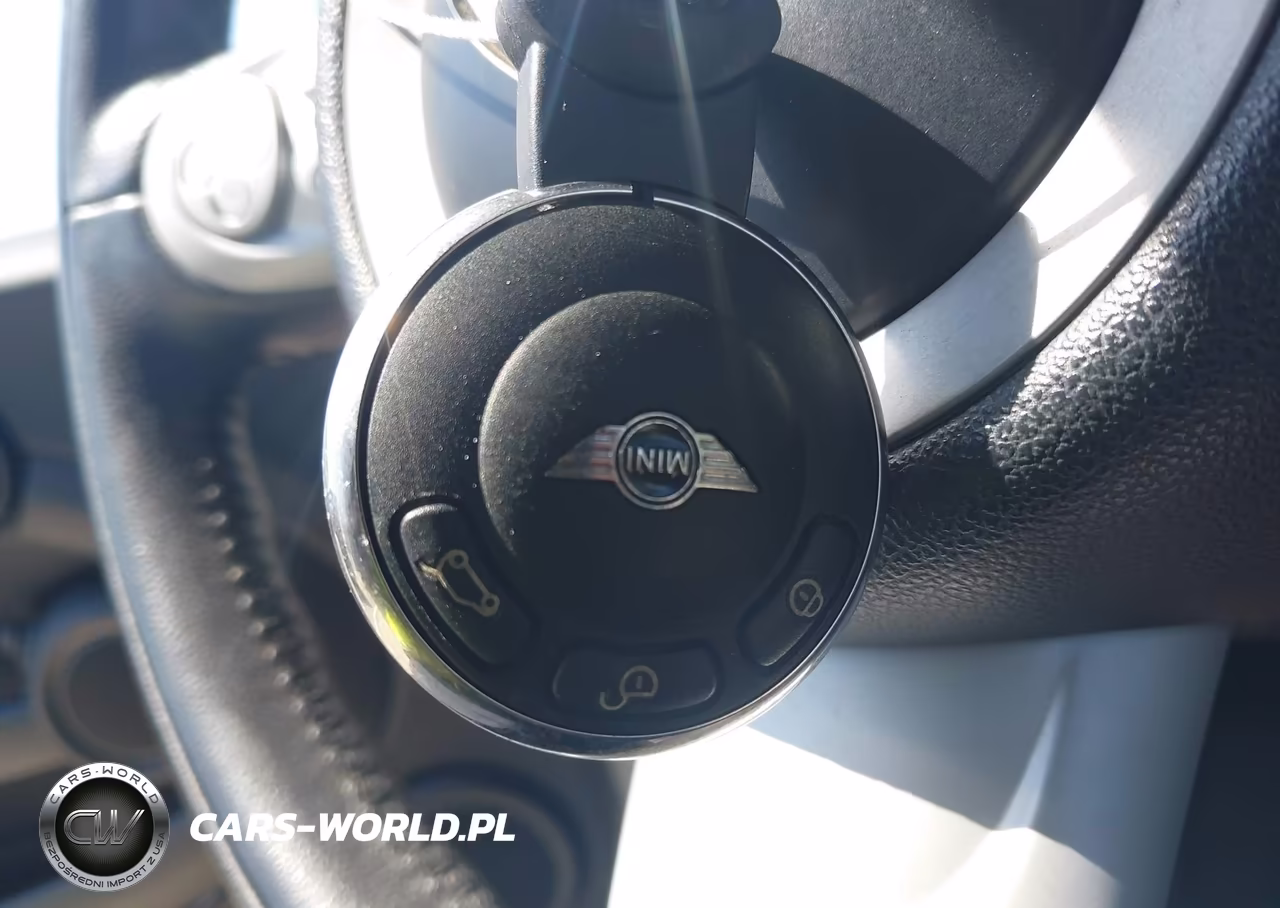 2010 MINI COOPER VIN:WMWMF3C5XATZ66863 - 11