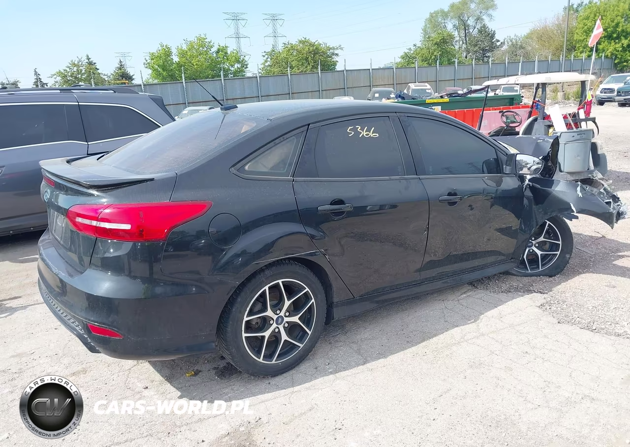 2015 Ford Focus Se VIN:1FADP3F2XFL355181 - 4