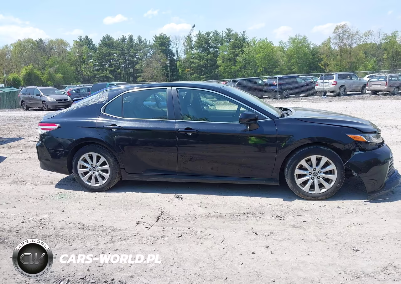 2018 Toyota Camry Le VIN:JTNB11HKXJ3047050 - 13